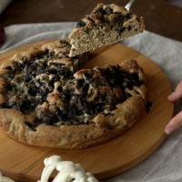 Пирог на закваске с грибами, луком и вег-сыром