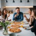 Пицца без глютена, сахара и лактозы с курицей, грибами, помидорами и сыром — натуральный полуфабрикат без усилителей вкуса