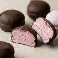 Зефір без цукру з ягодами асаї в натуральному чорному шоколаді на агар-агарі