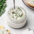 Культивированный веганский сыр Филадельфия с укропом — постный продукт без лактозы и глютена с кремовой текстурой и сливочным вкусом